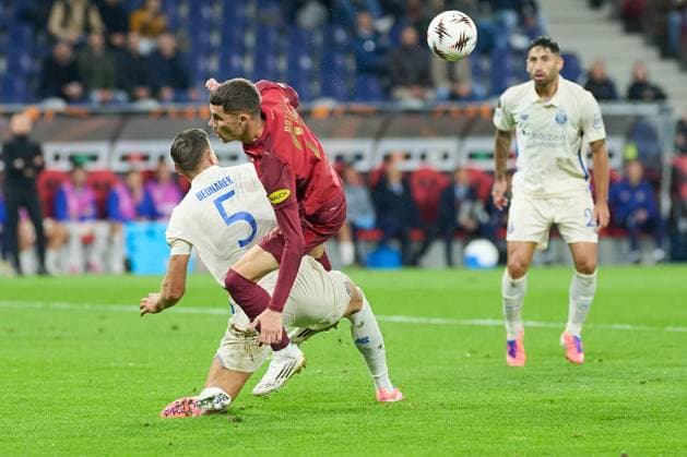 Salzburg, Österreich 25. September 2025: Europa League - 2025 2026 - RB Salzburg vs. FC Porto Im Bild: v. li. im Zweikampf Jan Bednarek (FC), Petar Ratkov (RB) Red Bull Arena