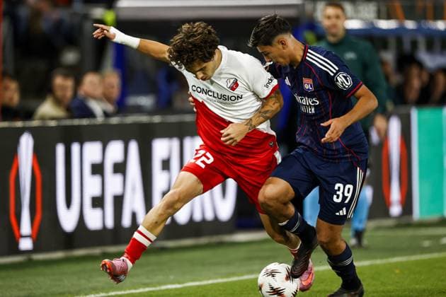 UTRECHT - (l-r) Miguel Rodriguez of FC Utrecht, Mathys De Carvalho of Olympique Lyonnais during the Europa League match between FC Utrecht and Olympique Lyon at the Galgenwaard Stadium, on September 25, 2025, in Utrecht, Netherlands. ANP MAURICE VAN STEEN UEFA Europa League 2025-2026 xVIxANPxSportx xxANPxIVx 537475734 originalFilename: 537475734.jpg