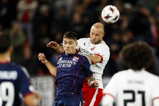 UTRECHT - (l-r) Martin Satriano of Olympique Lyonnais, Mike van der Hoorn of FC Utrecht during the Europa League match between FC Utrecht and Olympique Lyon at the Galgenwaard Stadium, on September 25, 2025, in Utrecht, Netherlands. ANP MAURICE VAN STEEN UEFA Europa League 2025-2026 xVIxANPxSportx xxANPxIVx 537476448 originalFilename: 537476448.jpg