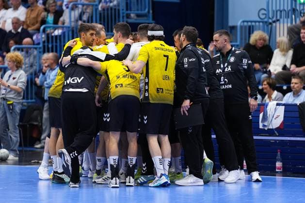 25.09.2025, xydrx, Handball, 1.HBL, VFL Gummersbach - TVB Stuttgart, Schwalbe-Arena: die Spieler von TVB Stuttgart im Kreis vor dem Spiel Nordrhein-Westfahlen Deutschland