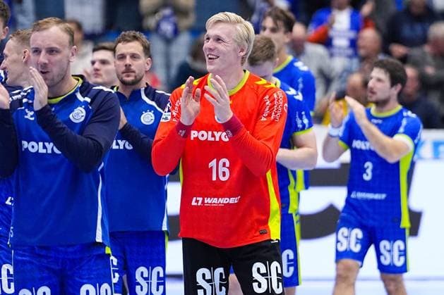 25.09.2025, xydrx, Handball, 1.HBL, VFL Gummersbach - TVB Stuttgart, Schwalbe-Arena: Bertram Obling (VFL Gummersbach 16) freut sich über den Sieg Nordrhein-Westfahlen Deutschland