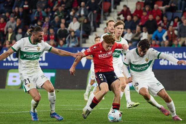 Pamplona, Spain. 25th Sep 2025. Sports. Football Soccer.Victor Munoz (21. CA Osasuna) during the football match of La Liga EA Sports between CA Osasuna and Elche CF played at El Sadar stadium in Pamplona (Spain) on September 25, 2025. Credit: Inigo Alzugaray Cordon Press  La Liga EA Sports 2025-2026