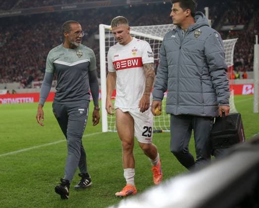 Finn Jeltsch (Stuttgart) musste verletzt ausgewechselt werden . Fussball: Europa League : Saison 25 26: VfB Stuttgart - Celta Vigo, Fussball Europa League, 25.09.2025.