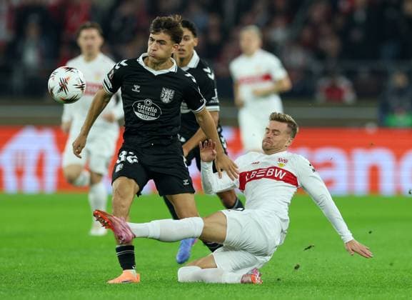 Fußball Europa League 1. Spieltag VfB Stuttgart - Celta Vigo am 25.09.2025 in der MHP Arena in Stuttgart Javi Rodriguez ( Vigo ), links - Maximilian Mittelstädt ( Stuttgart ), rechts