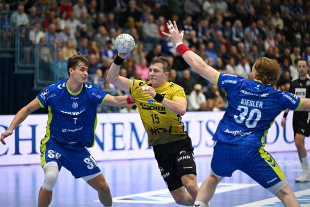RECORD DATE NOT STATED Simone Mengon (TVB Stuttgart 15) gegen Julian Koester (VfL Gummersbach 7) und Tom Kiesler (VfL Gummersbach 30) GER, VfL Gummersbach vs. TVB Stuttgart, Handball, Daikin 1. Bundesliga, 6. Spieltag, Spielzeit 2025-2026, Schwalbe Arena Gummersbach, 25.09.2025 GER, VfL Gummersbach vs. TVB Stuttgart, Handball, Daikin 1. Bundesliga, 6. Spieltag, Spielzeit 2025-2026, Schwalbe Arena Gummersbach, 25.09.2025 Gummersbach Copyright: xEibner-Pressefoto JuergenxAugstx EP_JAT