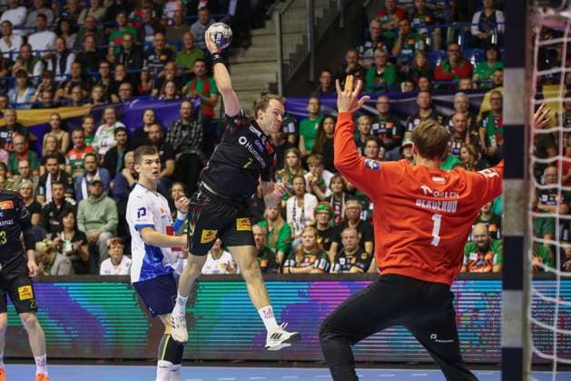 25.09.2025, xgox, Handball - EHF Champions League SC Magdeburg - Orlen Wisla Plock v.l. Felix Claar (Magdeburg, 7) wirft Tor, Torschuetze, erzielt Tor, Treffer, scores the goal Magdeburg