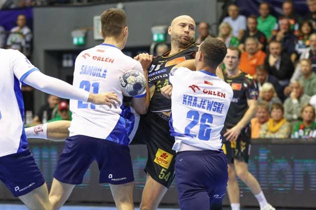 25.09.2025, xgox, Handball - EHF Champions League SC Magdeburg - Orlen Wisla Plock v.l. Kiryl Samoila (Plock, 21), Oscar Bergendahl (Magdeburg, 54), Przemyslaw Krajewski (Plock, 26) Zweikampf, Duell, Kampf, tackle Magdeburg