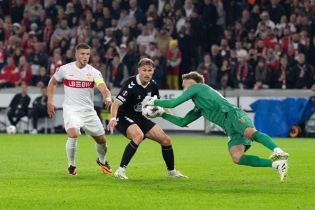 v.li. Ermedin Demirovic (VfB Stuttgart, 09), Carl Starfelt (Celta Vigo, 02), Andrei Radu (Celta Vigo, 13), Torchance, GER, VfB Stuttgart vs. Celta Vigo, Fussball, UEFA Europa League, Herren, 1. Spieltag, Spielzeit 2025 2026, 25.09.2025, GER, VfB Stuttgart vs. Celta Vigo, Fussball, UEFA Europa League, Herren, 1. Spieltag, Spielzeit 2025 2026, 25.09.2025 Stuttgart Copyright: xEibner-Pressefoto WolfgangxFrankx EP_WFK