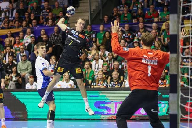 25.09.2025, xgox, Handball - EHF Champions League SC Magdeburg - Orlen Wisla Plock v.l. Felix Claar (Magdeburg, 7) wirft Tor, Torschuetze, erzielt Tor, Treffer, scores the goal Magdeburg