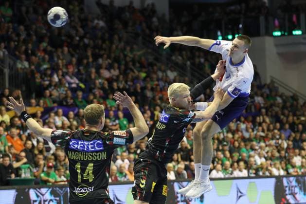 25.09.2025, xtgx, Handball, EHF Champions League, SC Magdeburg - Wisla Plock v.l. Sergei Kosorotov (Plock, 99) wirft Tor, Torschuetze, erzielt Tor, Treffer, scores the goal Magdeubrg