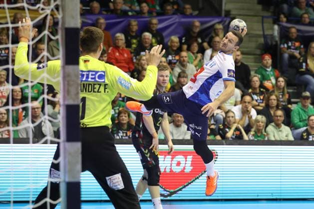 25.09.2025, xtgx, Handball, EHF Champions League, SC Magdeburg - Wisla Plock v.l. Przemyslaw Krajewski (Plock, 26) wirft Tor, Torschuetze, erzielt Tor, Treffer, scores the goal Magdeubrg