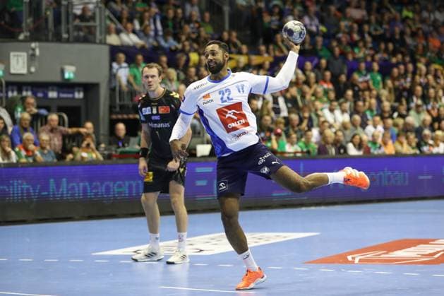 25.09.2025, xtgx, Handball, EHF Champions League, SC Magdeburg - Wisla Plock v.l. Melvyn Richardson (Plock, 22) wirft Tor, Torschuetze, erzielt Tor, Treffer, scores the goal Siebenmeter Magdeubrg