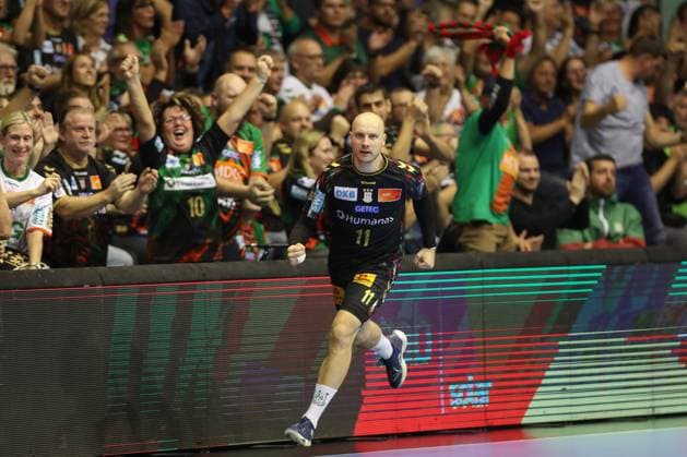 25.09.2025, xtgx, Handball, EHF Champions League, SC Magdeburg - Wisla Plock v.l. Daniel Pettersson (Magdeburg, 11) Jubel, Torjubel, jubelt ueber das Tor, celebrate the goal, celebration Magdeubrg