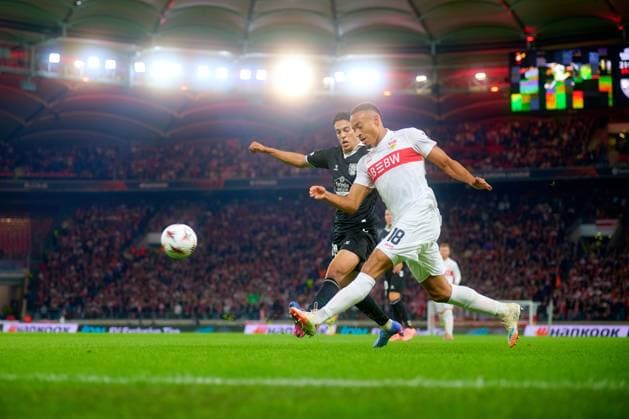 UEFA Europa League: VfB Stuttgart - Celta Vigo; 25.09.2025 Jamie Leweling (18; VfB Stuttgart) im Zweikampf mit Ilaix Moriba (6; Celta Vigo) um den Ball UEFA Europa League: VfB Stuttgart – Celta Vigo, am 25.09.2025 in der MHP-Arena in Stuttgart. Copyright: xBEAUTIFULxSPORTS Gelhardtx
