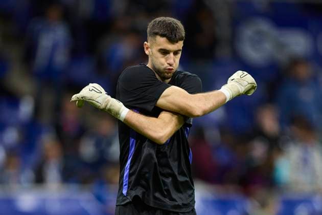 Sport Themen der Woche KW 39 September 25, 2025, Oviedo, Asturias, Spain: Joan Garcia of FC Barcelona, Barca warms up prior to the LaLiga EA Sports match between Real Oviedo and FC Barcelona at Carlos Tartiere on September 25, 2025, in Oviedo, Spain. Oviedo Spain - ZUMAa181 20250925_zaa_a181_050 Copyright: xRicardoxLarreinax