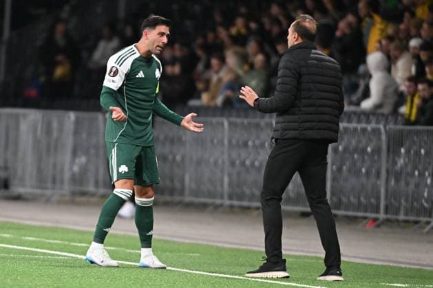 BERN, SWITZERLAND - SEPTEMBER 25: Tasos Bakasetas of Panathinaikos l) talking with Panathinaikos Coach Christos Kontis r) during the UEFA Europa League 2025 26 League Phase MD1 match between BSC Young Boys and Panathinaikos FC at Stadion Wankdorf on September 25, 2025 in Bern, Switzerland. Bern Stadion Wankdorf Bern Switzerland Copyright: xJustPictures.ch ManuelxWinterbergerx jp-en-EuSpIm-MWI_3562