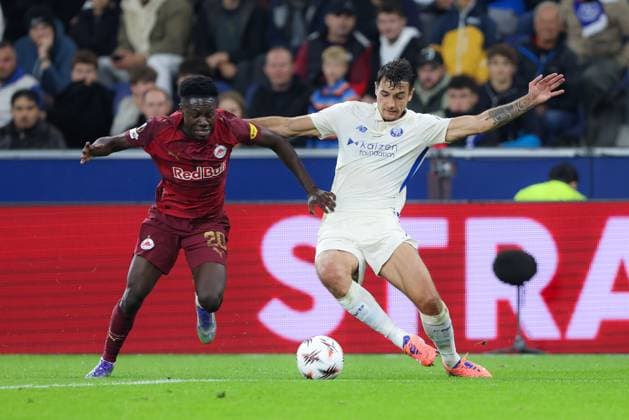 SOCCER - UEFA EL, RBS vs Porto SALZBURG,AUSTRIA,25.SEP.25 - SOCCER - UEFA Europa League, Red Bull Salzburg vs FC Porto. Image shows Edmund Baidoo (RBS) and Jakub Kiwior (Porto).  GEPAxpictures xMathiasxMandl