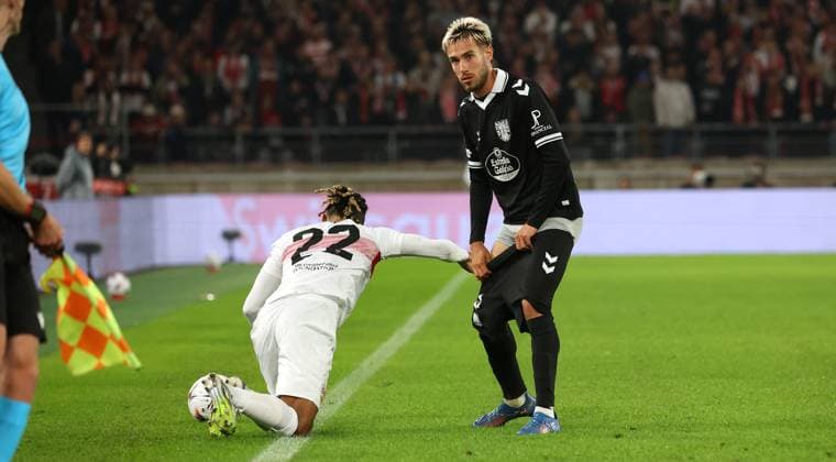 Stuttgart , Europa League Fußball VfB Stuttgart vs. Celta Vigo, v.l. Lorenz Assignon (VfB) zieht Oscar Mongueza (Vigo) im Fallen die Hose herunter Gemäß den Vorgaben der DFL Deutschen Fußball Liga ist es untersagt, in dem Stadion und oder vom Spiel angefertigte Fotoaufnahmen in Form von Sequenzbildern und oder videoähnlichen Fotostrecken zu verwerten bzw. verwerten zu lassen.