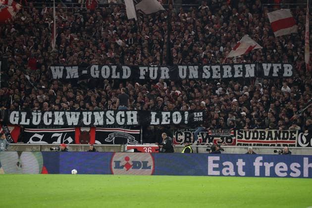 25.09.25 VfB Stuttgart - Celta de Vigo Deutschland, Stuttgart, 25.09.2025, Fussball, UEFA Europa League, VfB Stuttgart - Celta de Vigo: Die VfB Fans gratulieren Leo Neugebauer zum WM Gold. .