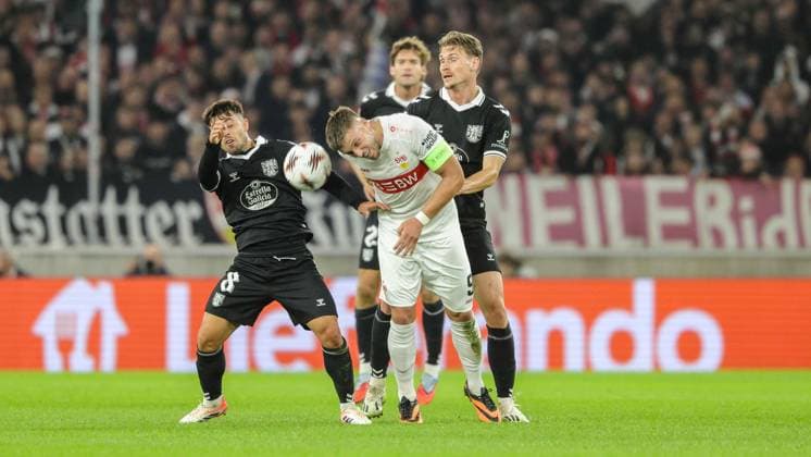 Stuttgart , Europa League Fußball VfB Stuttgart vs. Celta Vigo, v.l. Fran Beltran (Vigo) Ermedin Demirovic (VfB) Gemäß den Vorgaben der DFL Deutschen Fußball Liga ist es untersagt, in dem Stadion und oder vom Spiel angefertigte Fotoaufnahmen in Form von Sequenzbildern und oder videoähnlichen Fotostrecken zu verwerten bzw. verwerten zu lassen.