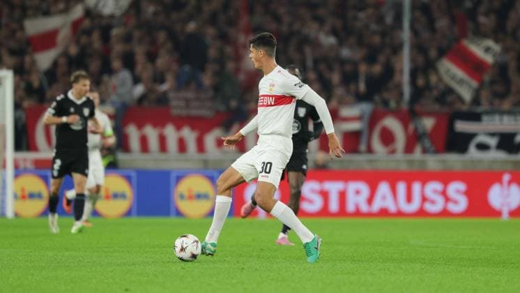 Stuttgart , Europa League Fußball VfB Stuttgart vs. Celta Vigo, Chema Andres (VfB) Gemäß den Vorgaben der DFL Deutschen Fußball Liga ist es untersagt, in dem Stadion und oder vom Spiel angefertigte Fotoaufnahmen in Form von Sequenzbildern und oder videoähnlichen Fotostrecken zu verwerten bzw. verwerten zu lassen.