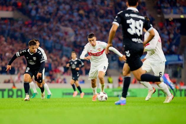 UEFA Europa League: VfB Stuttgart - Celta Vigo; 25.09.2025 Bilal El Khannouss (11; VfB Stuttgart) und Fran Beltran (8; Celta Vigo) kämpfen um den Ball UEFA Europa League: VfB Stuttgart – Celta Vigo, am 25.09.2025 in der MHP-Arena in Stuttgart. Copyright: xBEAUTIFULxSPORTS Gelhardtx