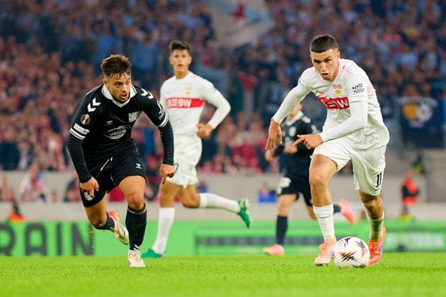 UEFA Europa League: VfB Stuttgart - Celta Vigo; 25.09.2025 Bilal El Khannouss (11; VfB Stuttgart) im Zweikampf mit Fran Beltran (8; Celta Vigo) um den Ball UEFA Europa League: VfB Stuttgart – Celta Vigo, am 25.09.2025 in der MHP-Arena in Stuttgart. Copyright: xBEAUTIFULxSPORTS Gelhardtx