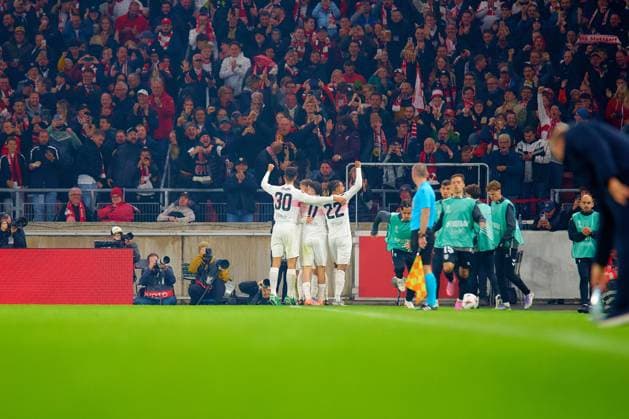 UEFA Europa League: VfB Stuttgart - Celta Vigo; 25.09.2025 Chema Andres (30; VfB Stuttgart), Bilal El Khannouss (11; VfB Stuttgart) und Lorenz Assignon (22; VfB Stuttgart) feiern gemeinsam vor den jubelnden Fans UEFA Europa League: VfB Stuttgart – Celta Vigo, am 25.09.2025 in der MHP-Arena in Stuttgart. Copyright: xBEAUTIFULxSPORTS Gelhardtx