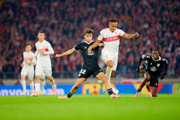 UEFA Europa League: VfB Stuttgart - Celta Vigo; 25.09.2025 Jamie Leweling (18; VfB Stuttgart) im Zweikampf mit Javi Rodriguez (32; Celta Vigo) um den Ball UEFA Europa League: VfB Stuttgart – Celta Vigo, am 25.09.2025 in der MHP-Arena in Stuttgart. Copyright: xBEAUTIFULxSPORTS Gelhardtx