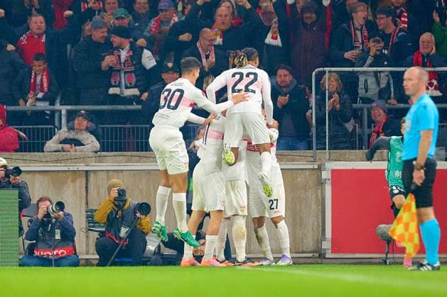 UEFA Europa League: VfB Stuttgart - Celta Vigo; 25.09.2025 Lorenz Assignon (22; VfB Stuttgart) und Chema Andres (30; VfB Stuttgart) feiern gemeinsam mit weiteren Mitspielern UEFA Europa League: VfB Stuttgart – Celta Vigo, am 25.09.2025 in der MHP-Arena in Stuttgart. Copyright: xBEAUTIFULxSPORTS Gelhardtx