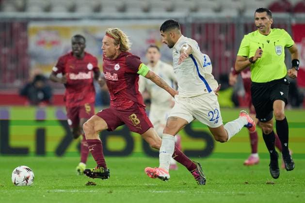 Salzburg, Österreich 25. September 2025: Europa League - 2025 2026 - RB Salzburg vs. FC Porto Im Bild: v. li. im Zweikampf Mads Bidstrup (RB), Alan Varela (FC) Red Bull Arena