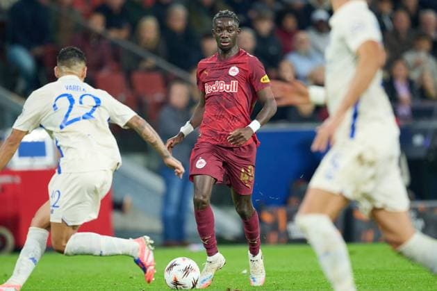 Salzburg, Österreich 25. September 2025: Europa League - 2025 2026 - RB Salzburg vs. FC Porto Im Bild: v. li. im Zweikampf Alan Varela (FC), Moussa Yeo (RB) Red Bull Arena