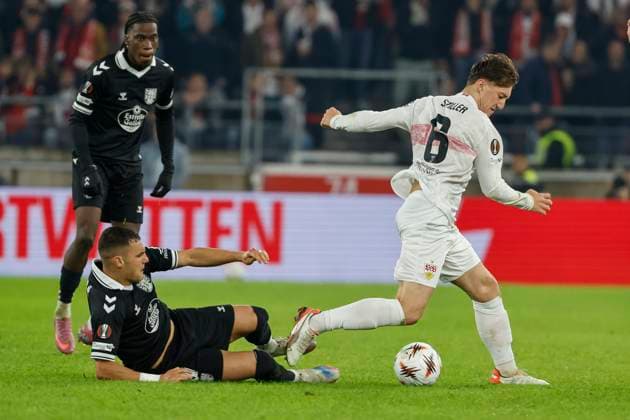 Ferran Jutgla (Celta Vigo, 09) und Angelo Stiller (VfB Stuttgart, 06) im Zweikampf , Deutschland, Fussball, UEFA Europa League, 1. Spieltag, 2025 2026, VfB Stuttgart vs. Celta Vigo, 25.09.2025, Arena Stuttgart, Stuttgart, Deutschland Stuttgart Arena Stuttgart Baden-Württemberg Deutschland Copyright: xGrantxHubbsx