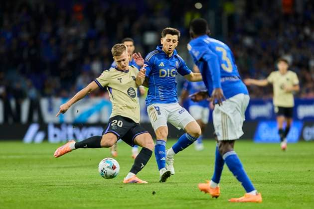 Real Oviedo v FC Barcelona, Barca - LaLiga EA Sports OVIEDO, SPAIN - SEPTEMBER 25: Dani Olmo of FC Barcelona competes for the ball with Alberto Reina of Real Oviedo during to the LaLiga EA Sports match between Real Oviedo and FC Barcelona at Carlos Tartiere stadium on September 25, 2025 in Oviedo, Spain. (Photo by Diego Simon Photo Players Images Magara Press) Oviedo Estadio Carlos Tartiere Spain Copyright: xDiegoxSimonx