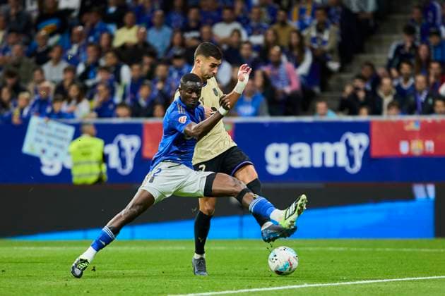 Real Oviedo v FC Barcelona, Barca - LaLiga EA Sports OVIEDO, SPAIN - SEPTEMBER 25: Eric Bailly of Real Oviedo competes for the ball with Ferran Torres of FC Barcelona during to the LaLiga EA Sports match between Real Oviedo and FC Barcelona at Carlos Tartiere stadium on September 25, 2025 in Oviedo, Spain. (Photo by Diego Simon Photo Players Images Magara Press) Oviedo Estadio Carlos Tartiere Spain Copyright: xDiegoxSimonx