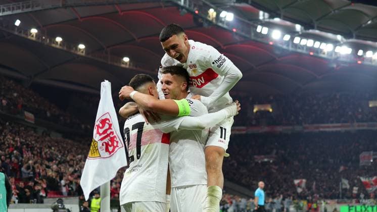 Stuttgart , Europa League Fußball VfB Stuttgart vs. Celta Vigo, v.l. Badredine Bouanani (VfB) Ermedin Demirovic (VfB) Bilai El Khannouss (VfB) jubeln über das Tor zum 1:0 Gemäß den Vorgaben der DFL Deutschen Fußball Liga ist es untersagt, in dem Stadion und oder vom Spiel angefertigte Fotoaufnahmen in Form von Sequenzbildern und oder videoähnlichen Fotostrecken zu verwerten bzw. verwerten zu lassen.