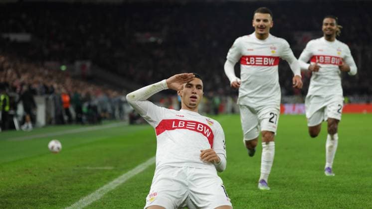 Stuttgart , Europa League Fußball VfB Stuttgart vs. Celta Vigo, Bilai El Khannouss (VfB) jubelt nach dem Tor zum 2:0 Gemäß den Vorgaben der DFL Deutschen Fußball Liga ist es untersagt, in dem Stadion und oder vom Spiel angefertigte Fotoaufnahmen in Form von Sequenzbildern und oder videoähnlichen Fotostrecken zu verwerten bzw. verwerten zu lassen.