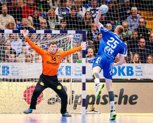 v.l. Lukas Diedrich (Bergischer HC, 16), Niels Gerardus Versteijnen (TBV Lemgo Lippe, 25) beim Siebenmeter 7 Meter Wurf GER, TBV Lemgo Lippe vs. Bergischer HC, Handball, 1. Bundesliga, 6. Spieltag, Spielzeit 2025 2026, 25.09.2025 Lemgo Copyright: xJanxRollingerx