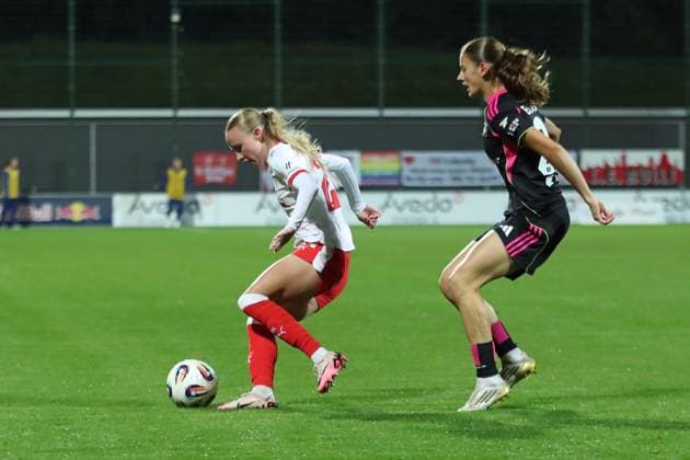 Fußball Bundesliga Frauen: RB Leipzig vs. Hamburger SV; 25.09.25 Nikoline Dudek (24, RB Leipzig) vor Leni Eggert (29, Hamburger SV). Fußball, Google Pixel Frauen-Bundesliga, Saison 2025 2026, 4. Spieltag: RB Leipzig vs. Hamburger SV am 25.09.25, Red Bull Arena, Leipzig. DFB REGULATIONS PROHIBIT ANY USE OF PHOTOGRAPHS AS IMAGE SEQUENCES AND OR QUASI-VIDEO. Copyright: xBEAUTIFULxSPORTS JanxKaeferx