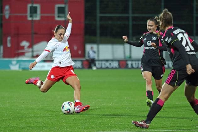 Fußball Bundesliga Frauen: RB Leipzig vs. Hamburger SV; 25.09.25 Gina Chmielinski (10, RB Leipzig) holt zum Schuss aus. Fußball, Google Pixel Frauen-Bundesliga, Saison 2025 2026, 4. Spieltag: RB Leipzig vs. Hamburger SV am 25.09.25, Red Bull Arena, Leipzig. DFB REGULATIONS PROHIBIT ANY USE OF PHOTOGRAPHS AS IMAGE SEQUENCES AND OR QUASI-VIDEO. Copyright: xBEAUTIFULxSPORTS JanxKaeferx