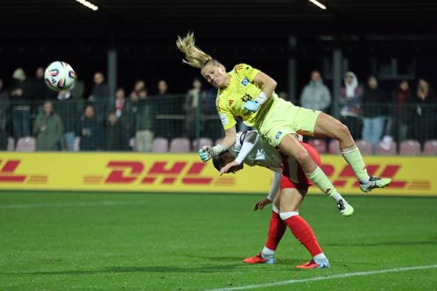 Fußball Bundesliga Frauen: RB Leipzig vs. Hamburger SV; 25.09.25 Torwart Inga Schuldt (1, Hamburger SV) stürzt bei einer Rettungsaktion über Giovanna Hoffmann (7, RB Leipzig). Fußball, Google Pixel Frauen-Bundesliga, Saison 2025 2026, 4. Spieltag: RB Leipzig vs. Hamburger SV am 25.09.25, Red Bull Arena, Leipzig. DFB REGULATIONS PROHIBIT ANY USE OF PHOTOGRAPHS AS IMAGE SEQUENCES AND OR QUASI-VIDEO. Copyright: xBEAUTIFULxSPORTS JanxKaeferx