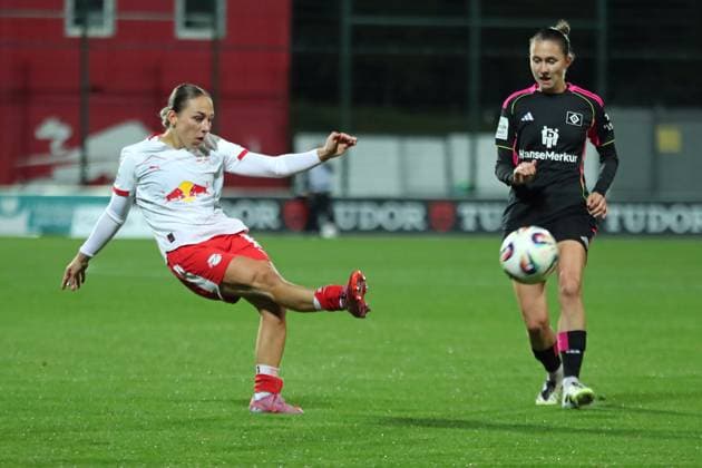 Fußball Bundesliga Frauen: RB Leipzig vs. Hamburger SV; 25.09.25 Gina Chmielinski (10, RB Leipzig) mit einem Schuss. Fußball, Google Pixel Frauen-Bundesliga, Saison 2025 2026, 4. Spieltag: RB Leipzig vs. Hamburger SV am 25.09.25, Red Bull Arena, Leipzig. DFB REGULATIONS PROHIBIT ANY USE OF PHOTOGRAPHS AS IMAGE SEQUENCES AND OR QUASI-VIDEO. Copyright: xBEAUTIFULxSPORTS JanxKaeferx
