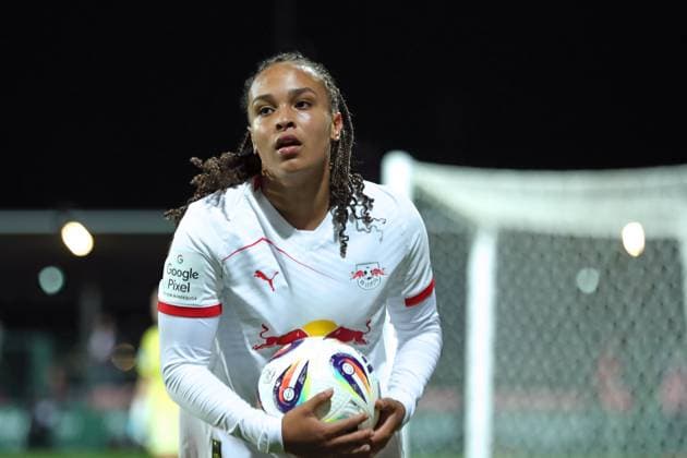 Fußball Bundesliga Frauen: RB Leipzig vs. Hamburger SV; 25.09.25 Lisa Baum (11, RB Leipzig). Fußball, Google Pixel Frauen-Bundesliga, Saison 2025 2026, 4. Spieltag: RB Leipzig vs. Hamburger SV am 25.09.25, Red Bull Arena, Leipzig. DFB REGULATIONS PROHIBIT ANY USE OF PHOTOGRAPHS AS IMAGE SEQUENCES AND OR QUASI-VIDEO. Copyright: xBEAUTIFULxSPORTS JanxKaeferx