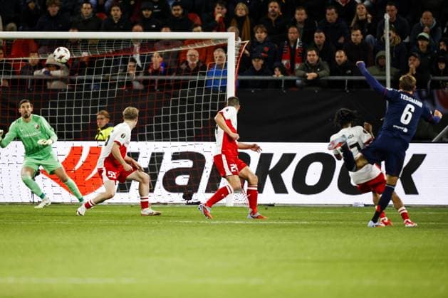 UTRECHT - Tanner Tessmann of Olympique Lyonnais (right) scores the 0-1 during the Europa League match between FC Utrecht and Olympique Lyon at the Galgenwaard Stadium on September 25, 2025, in Utrecht, Netherlands. ANP MAURICE VAN STEEN UEFA Europa League 2025-2026 xVIxANPxSportx xxANPxIVx 537482038 originalFilename: 537482038.jpg