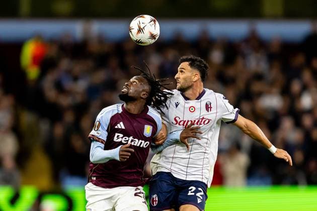 Aston Villa v Bologna Europa League 25 09 2025. Aston Villa forward Evann Guessand (29) battles for possession with Bologna defender Charalampos Lykogiannis (22) during the Europa League match between Aston Villa and Bologna at Villa Park, Birmingham, England on 25 September 2025. Birmingham Villa Park West Midlands England Editorial use only , Copyright: xManjitxNarotrax PSI-22910-0046
