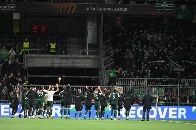 BERN, SWITZERLAND - SEPTEMBER 25: The Panathinaikos team celebrates the victory with the fans during the UEFA Europa League 2025 26 League Phase MD1 match between BSC Young Boys and Panathinaikos FC at Stadion Wankdorf on September 25, 2025 in Bern, Switzerland. Bern Stadion Wankdorf Bern Switzerland Copyright: xJustPictures.ch ManuelxWinterbergerx jp-en-EuSpIm-MWI_3661