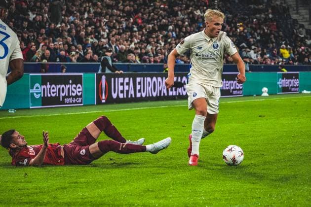 Fussball Österreich, UEFA Europa League 2025 2026, 1. Spieltag - FC Red Bull Salzburg vs. FC Porto - Red Bull Arena (Salzburg, Wals-Siezenheim, Österreich): Victor Froholdt (FC Porto) mit Aleksa Terzic (FC Red Bull Salzburg) Copyright: xLukasxBierederx