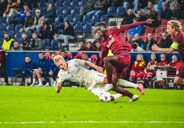 Fussball Österreich, UEFA Europa League 2025 2026, 1. Spieltag - FC Red Bull Salzburg vs. FC Porto - Red Bull Arena (Salzburg, Wals-Siezenheim, Österreich): Victor Froholdt (FC Porto) mit Moussa Yeo (FC Red Bull Salzburg) Copyright: xLukasxBierederx