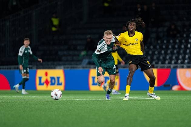 Switzerland: UEFA Europa League 2025 26, BSC Young Boys vs Panathinaikos FC - Stadion Wankdorf, Bern: Tanguy Zoukrou (4 Young Boys) in duel with Karol Swiderski (19 Panathinaikos) Copyright: xKjetilxWaberx