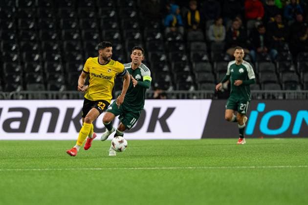 Switzerland: UEFA Europa League 2025 26, BSC Young Boys vs Panathinaikos FC - Stadion Wankdorf, Bern: Loris Benito (23 Young Boys) in duel with Tasos Bakasetas (11 Panathinaikos) Copyright: xKjetilxWaberx